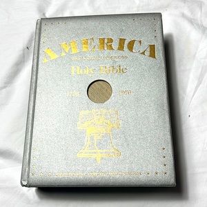 America One Nation under GOD Holy Bible 1776/1976 silver/ gold excellent used